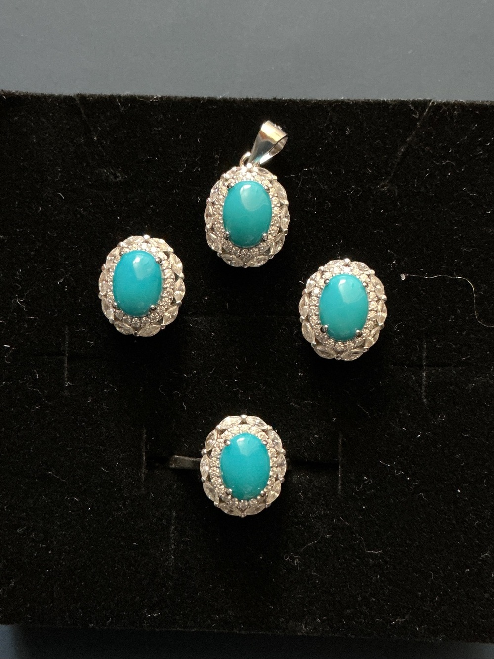 Turquoise Oval Halo Jewelry Set in Silver Sett - Women’s Pendant, Earrings, Ring